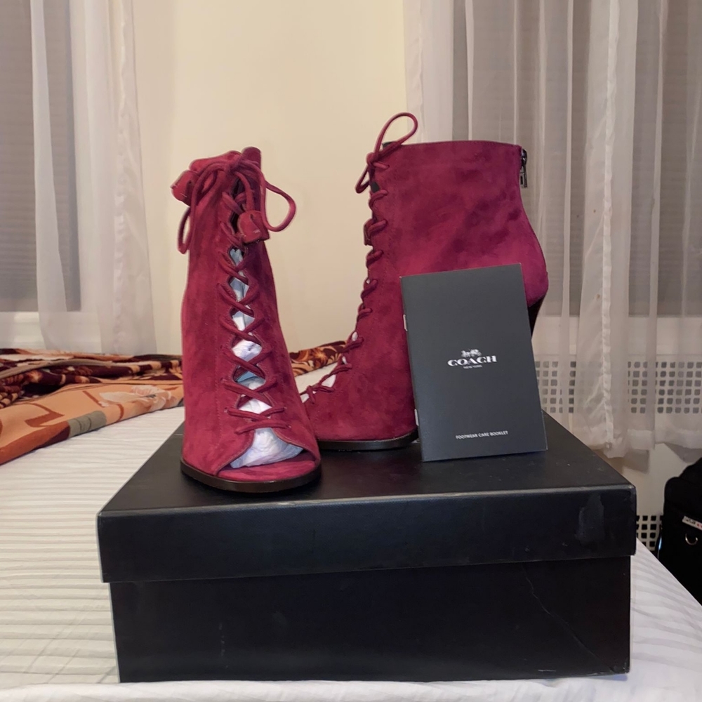 COACH women's heels, size 39, with brand new box and label.